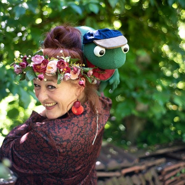 Frau und Frosch-Puppe