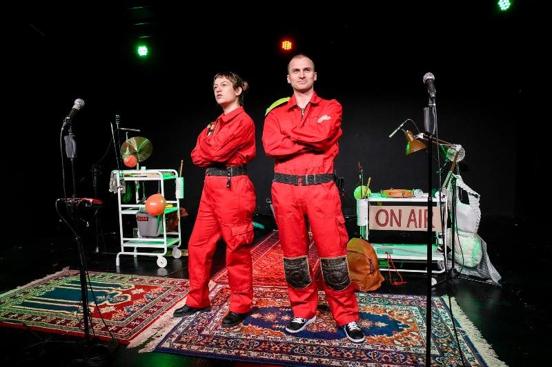 Zwei Personen in roten Overalls