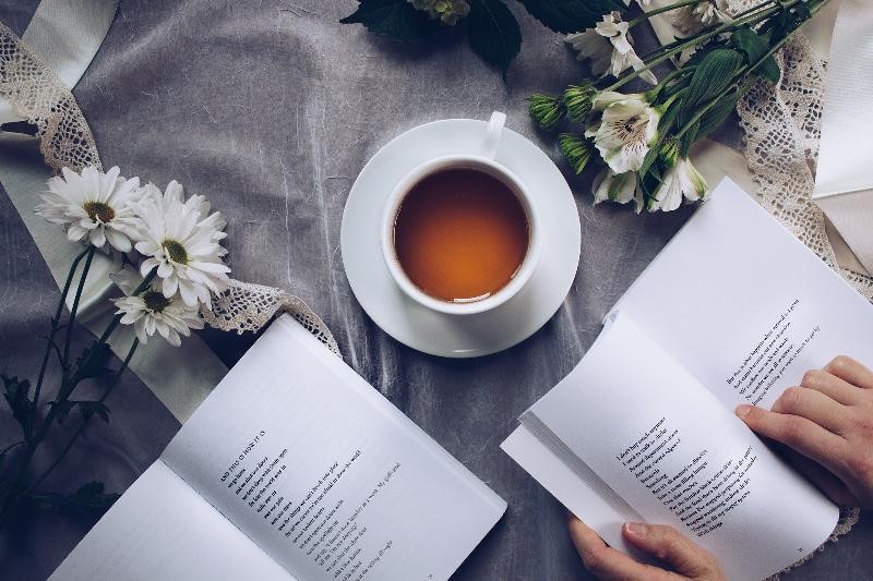 Teetasse und Bücher