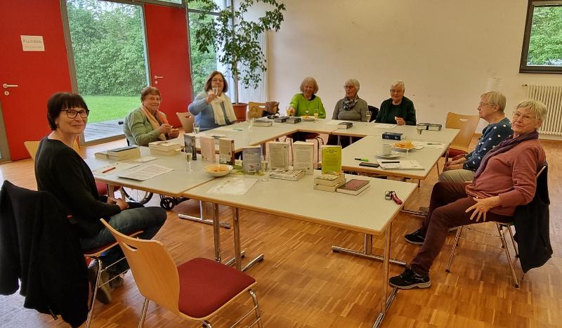 Frauenrunde um einen Tisch Frauenrunde um einen Tisch