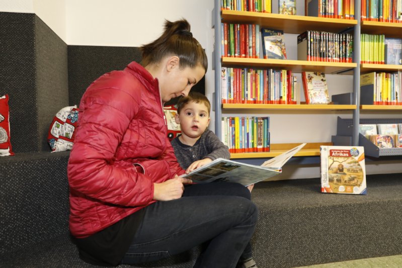 Mutte liest Kind vor