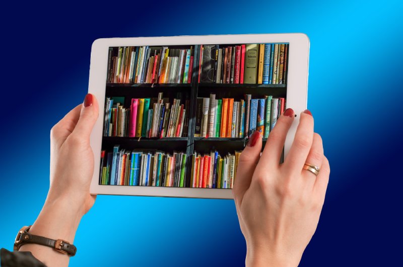 Tablet mit Bild von Bücherregalen