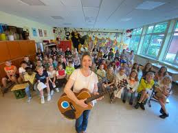 Autorin mit Gotarre vor einer Kindergruppe