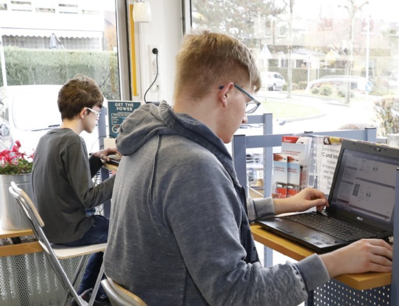 Zwei Jugendliche am PC