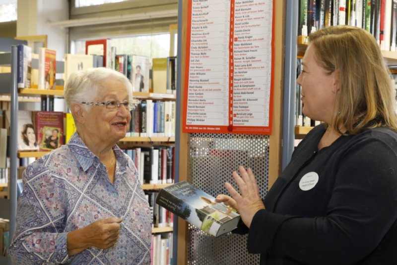 zwei Frauen die sich unterhalten