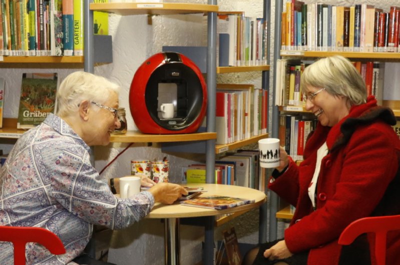 zwei Frauen unterhalten sich